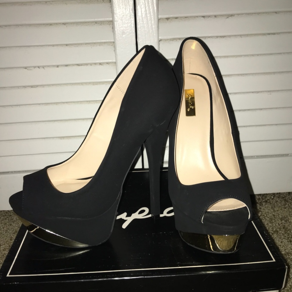 Beautiful high heeled peeptoe pumps.